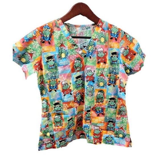 Peaches Uniform Nurse Scrub Top Christmas Frogs CNA Short Sleeve 2 Pockets Sz M - Picture 1 of 6